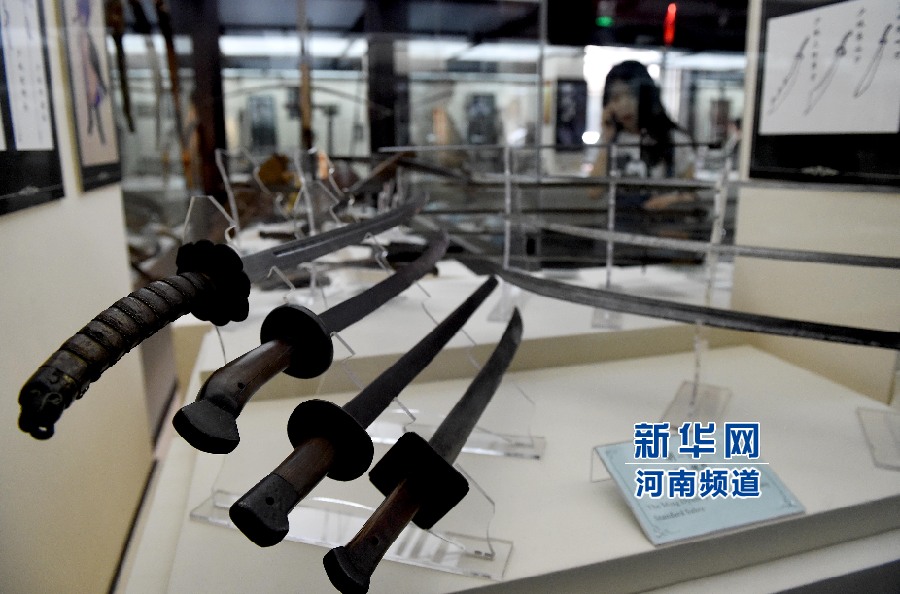 4月26日，參觀者在兵器展覽館內(nèi)參觀。