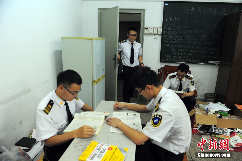 武漢高?！皠钪颈０矆F” 集體考上研究生