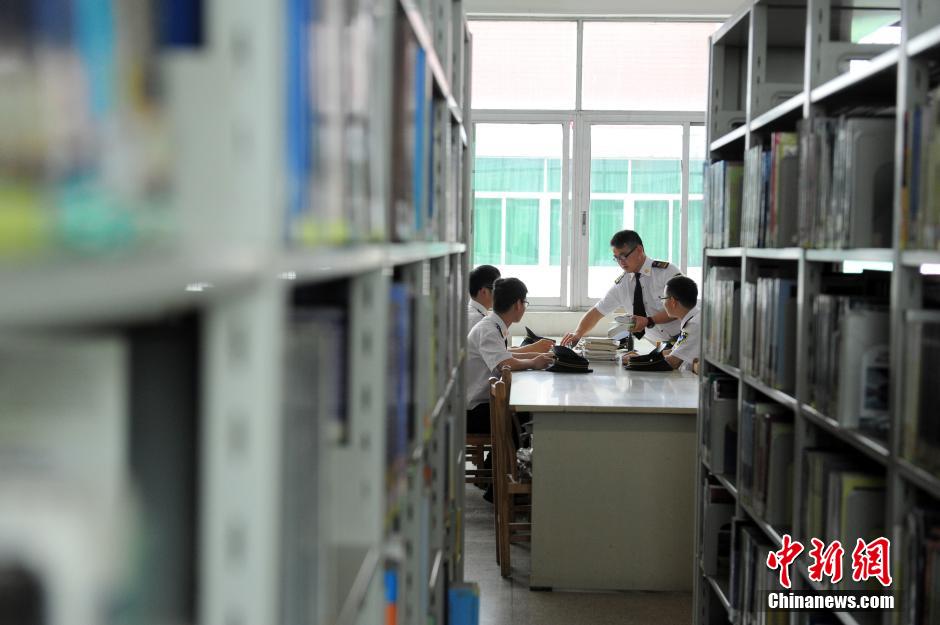 5月8日，武漢輕工大學(xué)保安吳濤、江力、黃凱、萬文杰在圖書館學(xué)習(xí)中。中新社發(fā) 張暢 攝