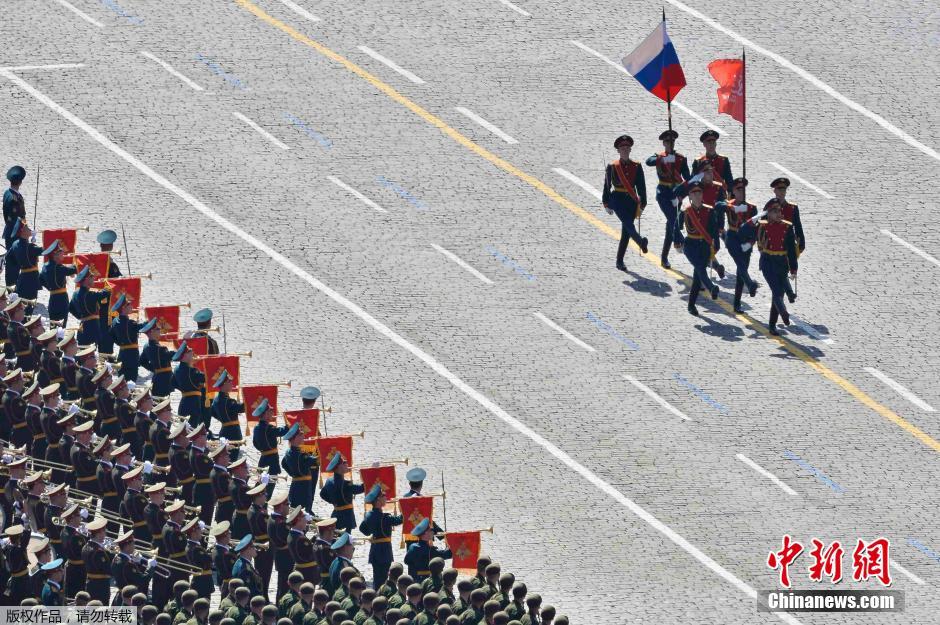 圖為俄羅斯國(guó)旗從受閱部隊(duì)前經(jīng)過(guò)。