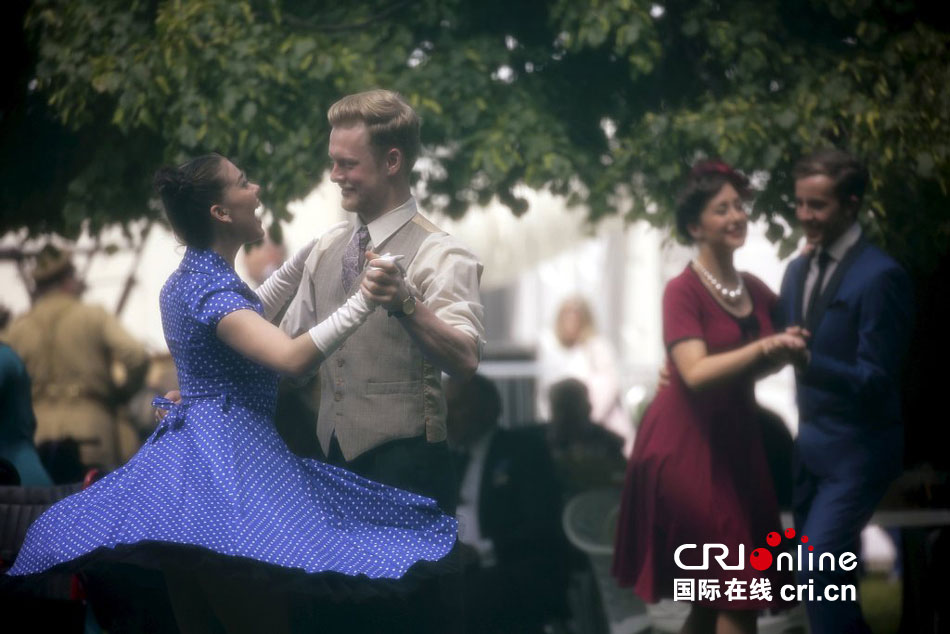 英國民眾身著年代服裝舞蹈慶祝歐戰(zhàn)勝利70周年 英國民眾身著年代服裝舞蹈慶祝歐戰(zhàn)勝利70周年