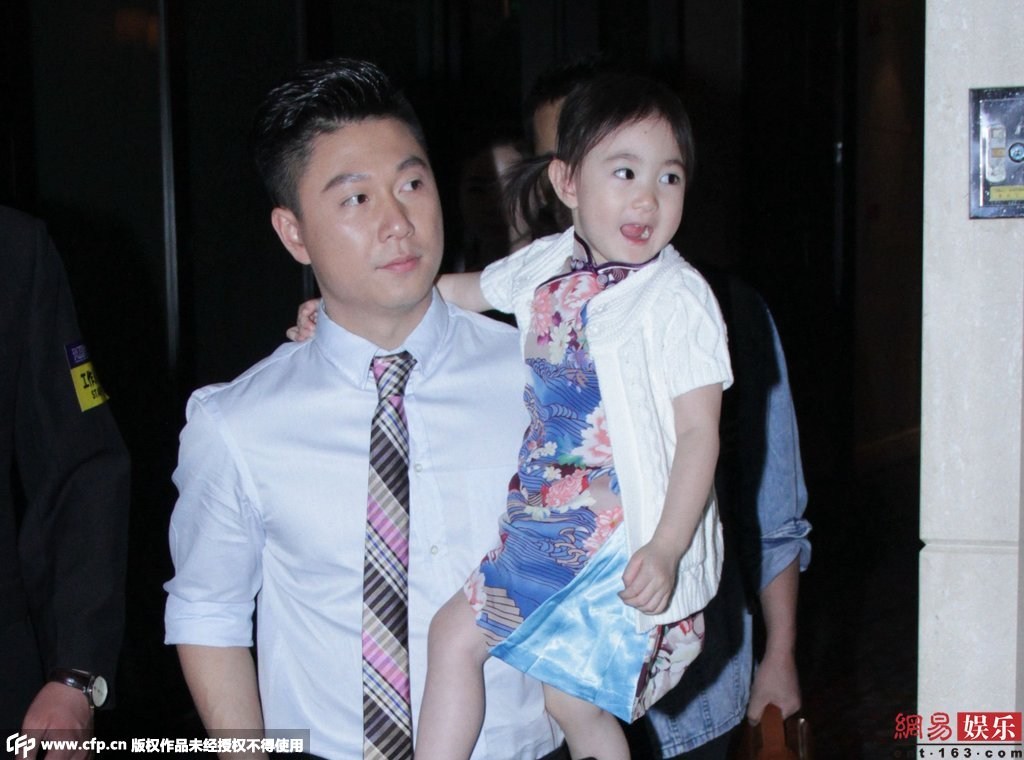 女兒奧莉身穿花旗袍配白色外套，還不停做表情賣萌搶鏡。