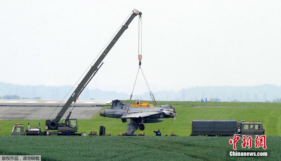 匈牙利戰(zhàn)機(jī)在捷克墜毀 飛行員成功逃生 匈牙利戰(zhàn)機(jī)在捷克墜毀 飛行員成功逃生