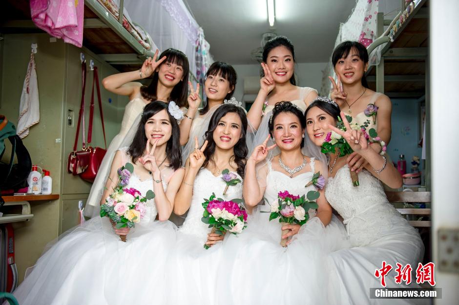 　廣東一大學(xué)為校友舉行集體婚禮 50對(duì)夫妻重返母校