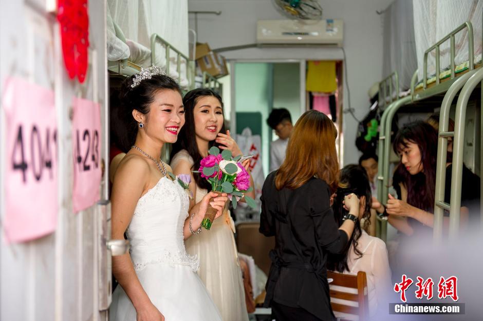 　廣東一大學(xué)為校友舉行集體婚禮 50對(duì)夫妻重返母校