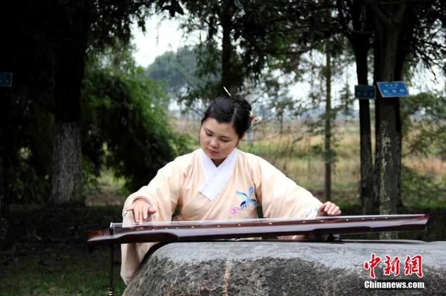 圖為在校園里撫琴的胡雅潔。