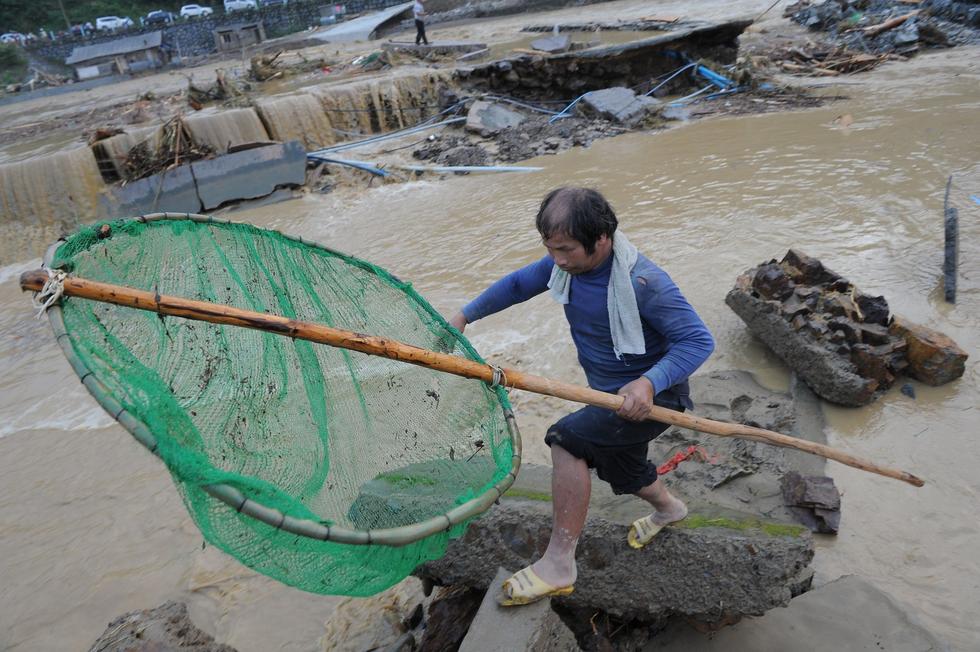 貴州雷山遭暴雨襲擊 村民在洪水中淡定撈魚 貴州雷山遭暴雨襲擊 村民在洪水中淡定撈魚