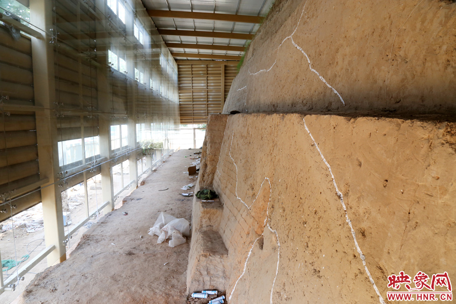 按照最初的設(shè)計，東側(cè)城墻內(nèi)規(guī)劃有一個1~2米寬的小展廳。