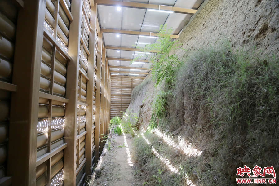 鄭州市商城遺址保護管理處對該節(jié)點1700米城垣兩側(cè)斷面遺址進行保護性設(shè)施建設(shè)。