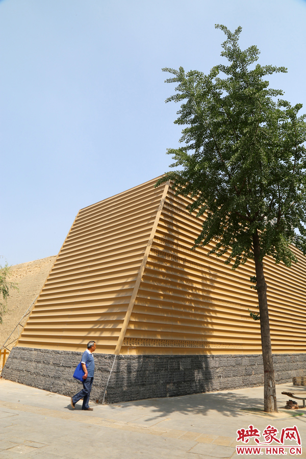 一名路人從“土豪金”保護殼前經(jīng)過。