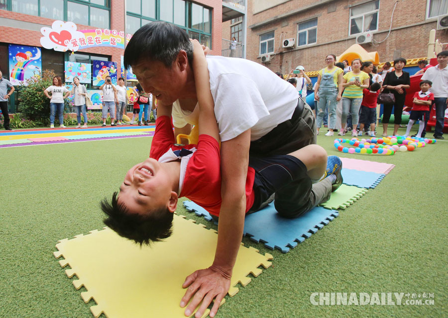 中國日?qǐng)?bào)聚焦各地迎“六一”兒童節(jié)