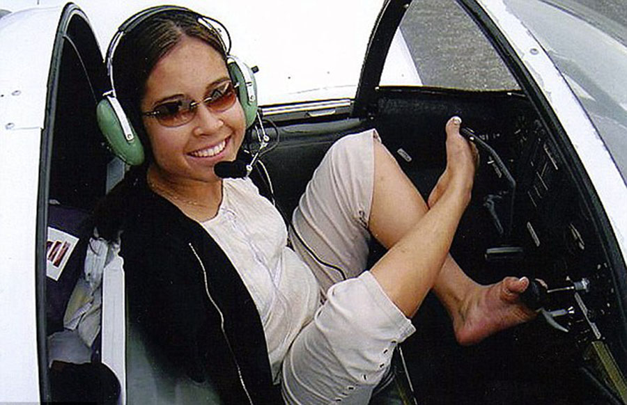 美國“勵志姐”天生無雙臂 用腳開飛機彈鋼琴 美國“勵志姐”天生無雙臂 用腳開飛機彈鋼琴