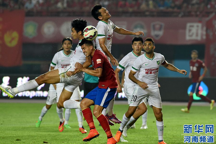 7月19日，河南建業(yè)隊(duì)球員哈維爾（前排左二）在比賽中與對手爭搶頭球。