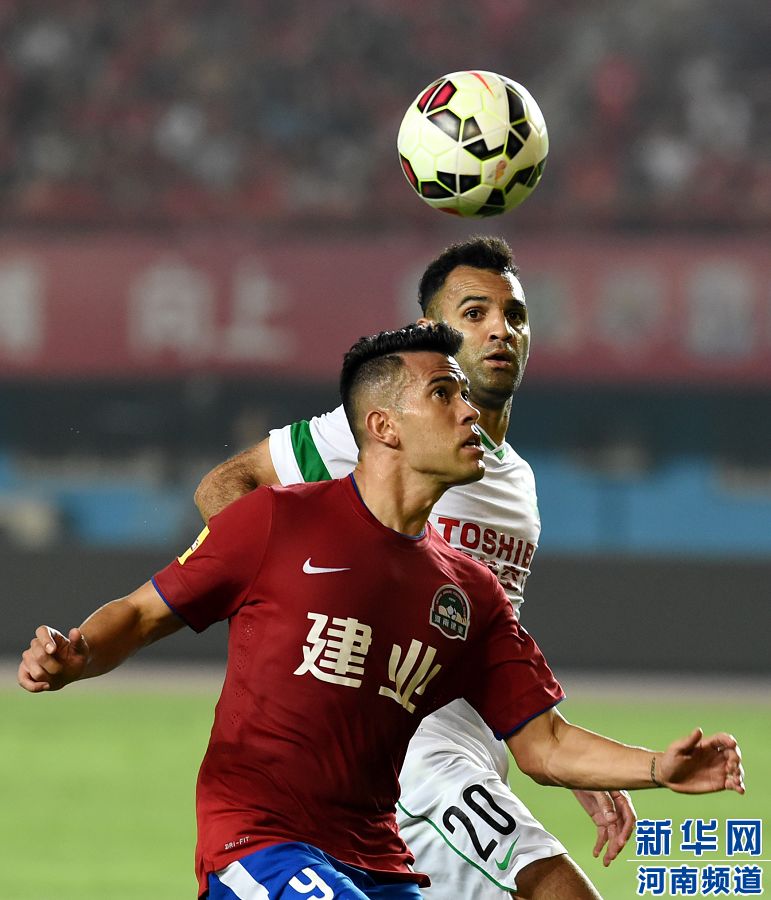 7月19日，河南建業(yè)隊(duì)球員哈維爾（前）在比賽中拼搶。