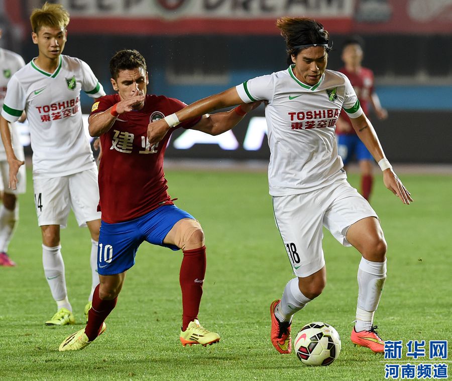 　7月19日，杭州綠城隊(duì)球員趙宇豪（右）在比賽中爭搶。