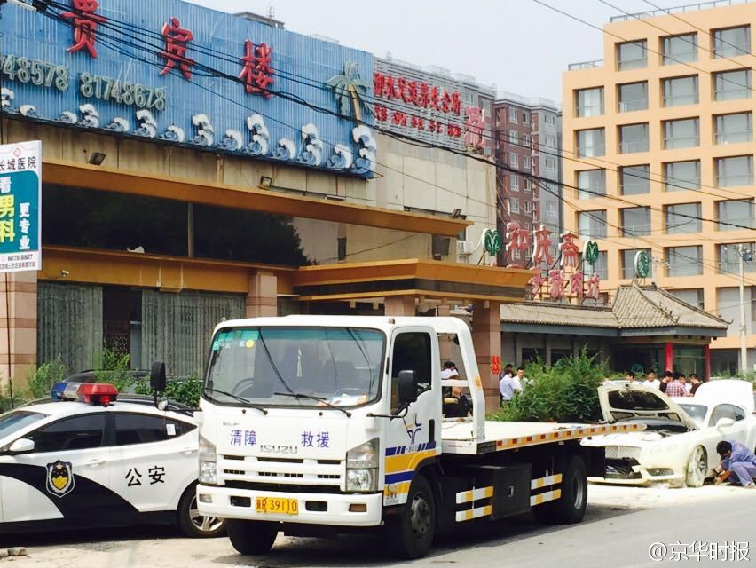 新郎租400萬豪車迎親被鞭炮點燃 新郎租400萬豪車迎親被鞭炮點燃