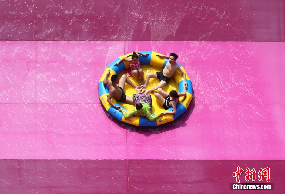 8月1日，民眾扎堆在南京湯山歡樂(lè)水魔方水上樂(lè)園戲水，享受“冰火兩重天”的涼爽和激情。連日來(lái)，中國(guó)大部分地區(qū)迎來(lái)高溫天氣。