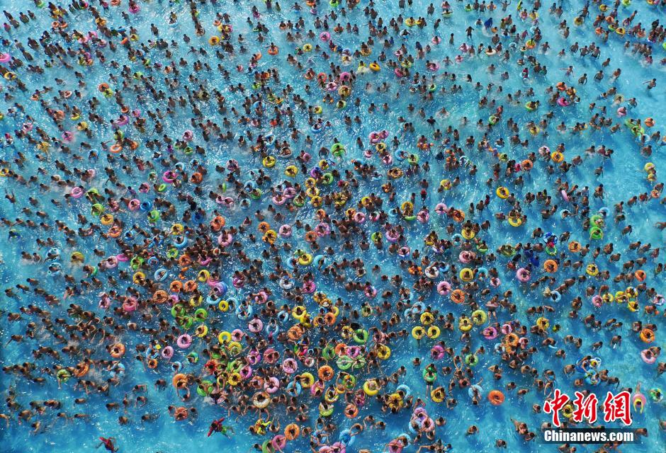 8月1日，民眾扎堆在南京湯山歡樂(lè)水魔方水上樂(lè)園戲水，享受“冰火兩重天”的涼爽和激情。連日來(lái)，中國(guó)大部分地區(qū)迎來(lái)高溫天氣。