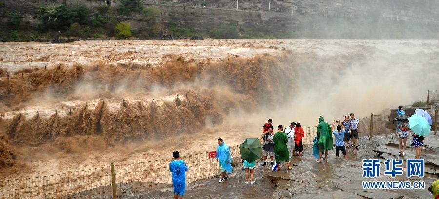 8月2日，游客在山西吉縣黃河壺口瀑布景區(qū)游覽觀瀑。