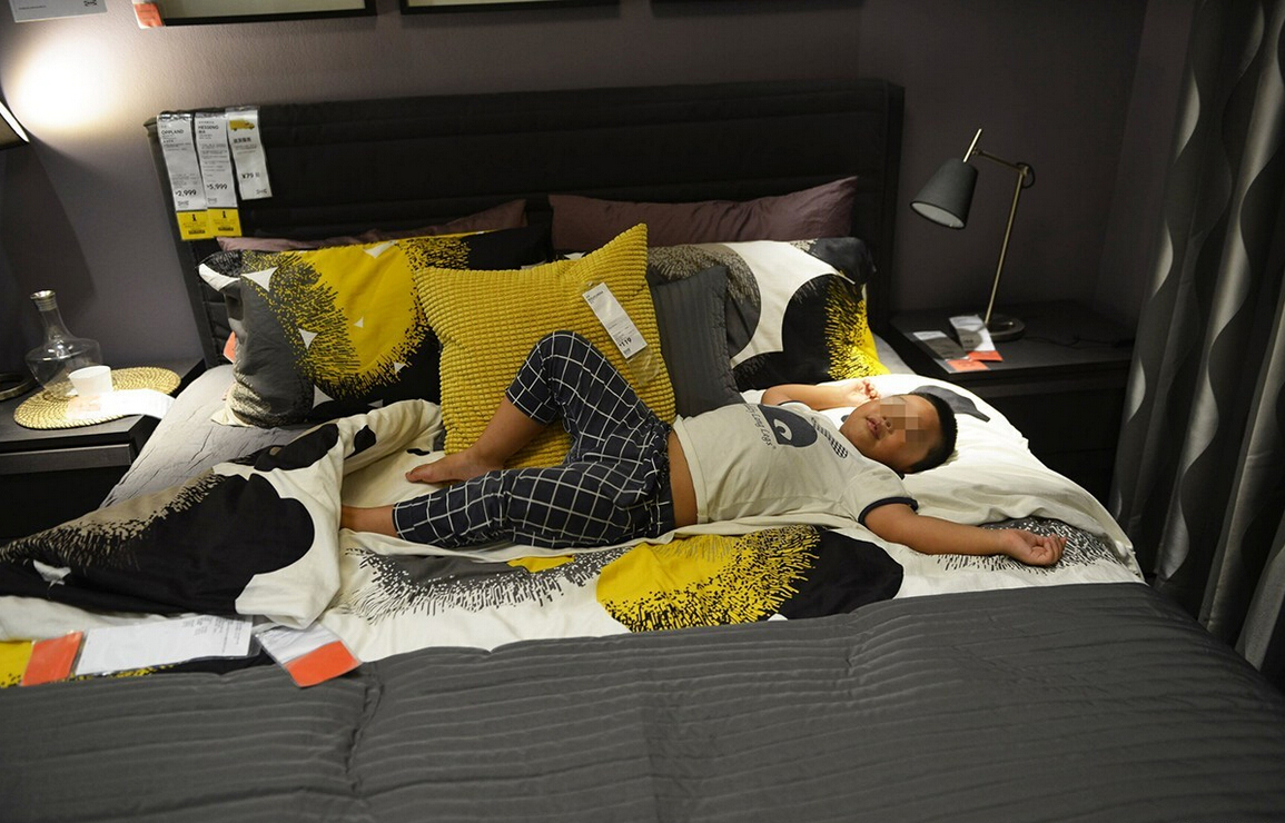 8月4日，杭州，“蹭涼族”在宜家杭州店的沙發(fā)或床鋪上休息。