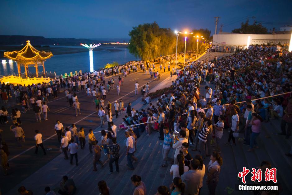 數(shù)萬民眾前來黃河邊觀看河燈。 張云 攝