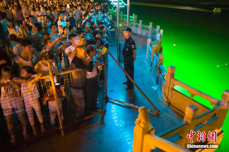 特警為河燈節(jié)保駕護航。 張云 攝