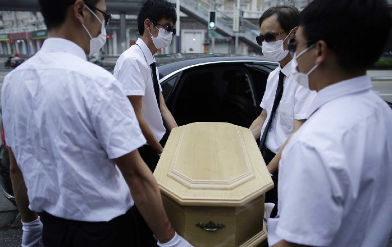 上海，花床、木棺、挽聯(lián)，在上海市閔行區(qū)一處私密的悼念室內(nèi)，一場(chǎng)小型追悼?jī)x式正在舉行。