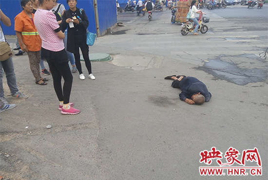 老人倒地后無人敢扶，過路市民拍照作證。