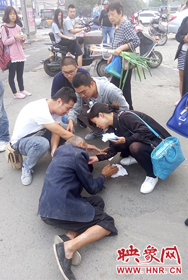 一些愛心市民在撥打了110和120后，上前給老人擦臉上的血跡。