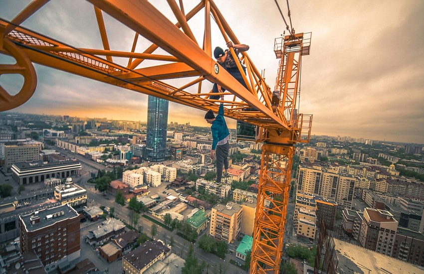 恐高癥慎入！俄羅斯小伙高空跑酷炫特技驚險(xiǎn)萬分