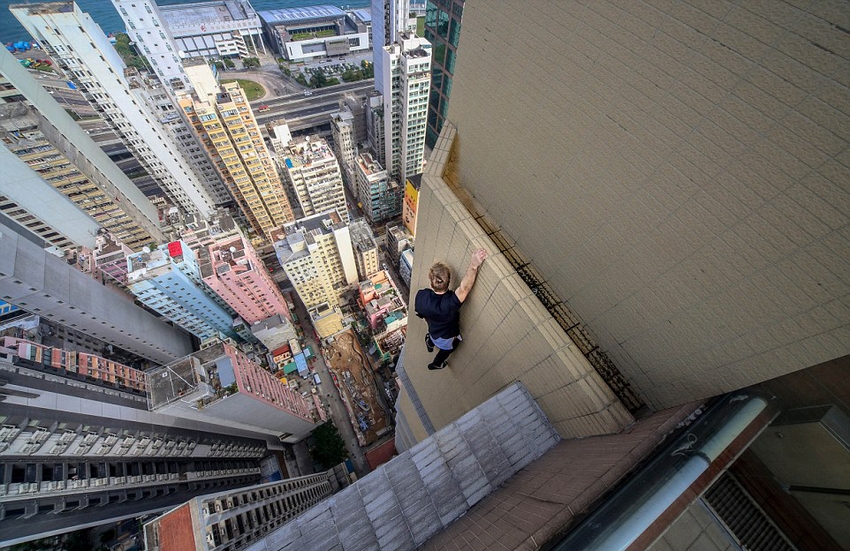 恐高癥慎入！俄羅斯小伙高空跑酷炫特技驚險(xiǎn)萬分