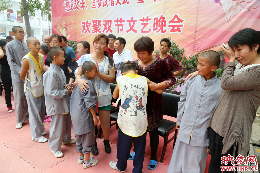 數(shù)百名少林武僧與家人團聚 跪謝父母現(xiàn)場痛哭