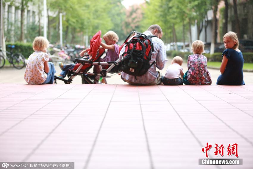 波蘭夫妻癡迷中國文化 帶著六個女兒來留學