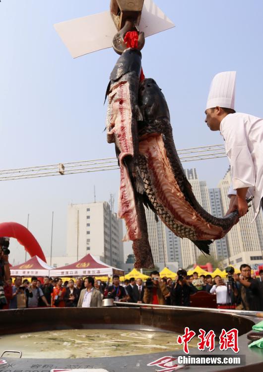 廚師對魚肉進行處理。 圖片來源：CFP視覺中國