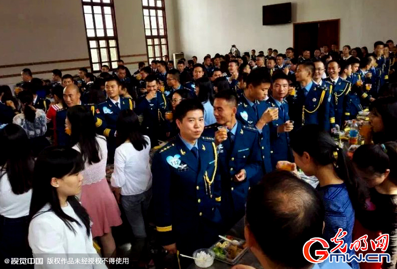 湖北武漢，“嫁人就嫁解放軍”，每年一屆的武漢軍旅姻緣會(huì)17日在駐漢空軍某指揮所文化活動(dòng)中心舉行