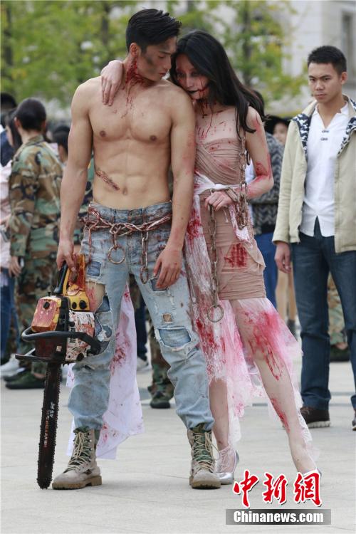 男神教師扮“鬼”學(xué)生稱其為“史上顏值最高男鬼”。何浠 攝