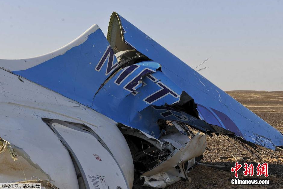 當(dāng)?shù)貢r間2015年10月31日，在埃及墜毀的俄羅斯客機(jī)殘骸散落在西奈半島的沙漠之中