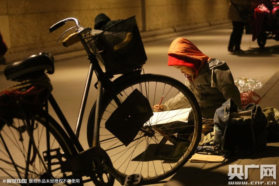 他的父母說(shuō)，晚上回去晚，孩子的作業(yè)都是在這寫(xiě)，做小生意不容易，孩子還陪著遭罪，經(jīng)常還有城管攆著不讓在這賣(mài)。