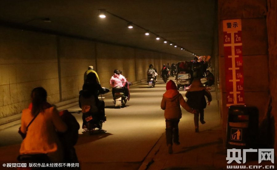 寫(xiě)完作業(yè)，小一航與鄰居的小伙伴在大橋下玩耍。