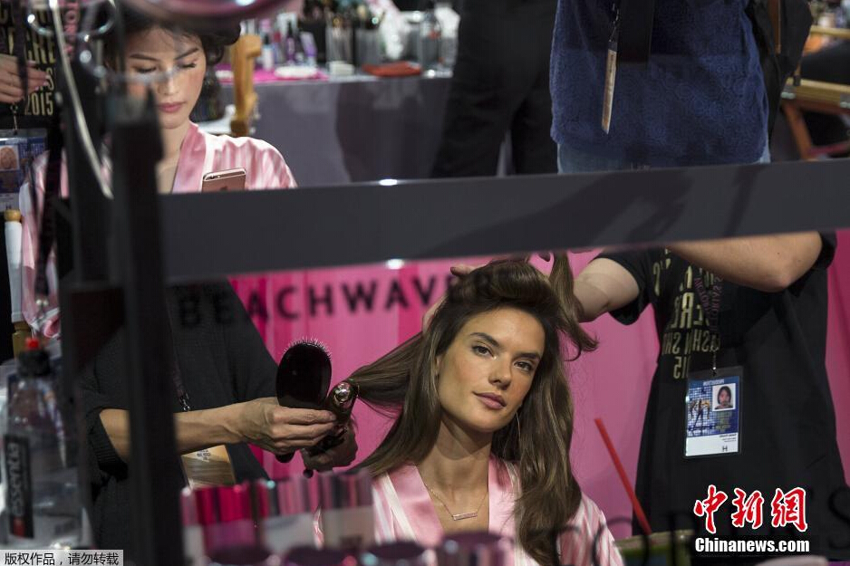 當(dāng)?shù)貢r(shí)間11月10日，2015維多利亞的秘密年度內(nèi)衣秀在紐約上演，模特在后臺(tái)緊張地準(zhǔn)備中。