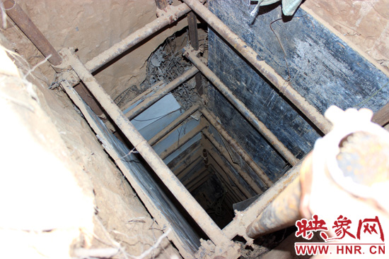 走上叔齊墓的頂端，可以清晰看到兩個沒有填土的坑洞，洞內(nèi)的四周從上往下放置著腳手架，深不見底。