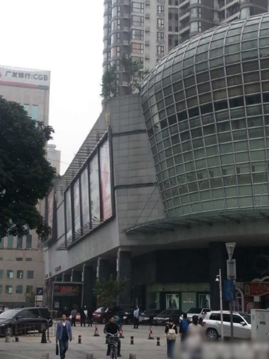 一輛停在停車位上的寶馬轎車，被墜落的樹枝砸中，樹枝徑直插入車內，現(xiàn)場引發(fā)不少市民圍觀拍照。