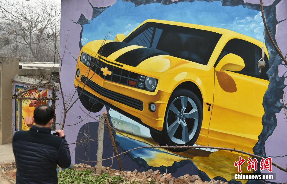 河南洛陽(yáng)3D畫(huà)鋪滿一鄉(xiāng)村 “皇后”“國(guó)王”守廁所