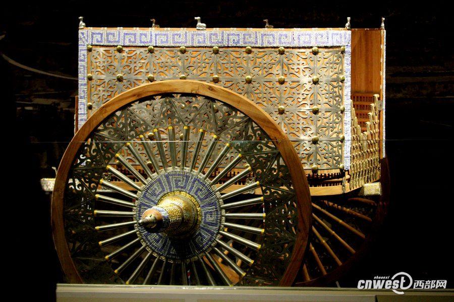 1月7日，甘肅省考古研究所所長(zhǎng)王輝向人們介紹花了200萬元復(fù)制的禮儀車輛。