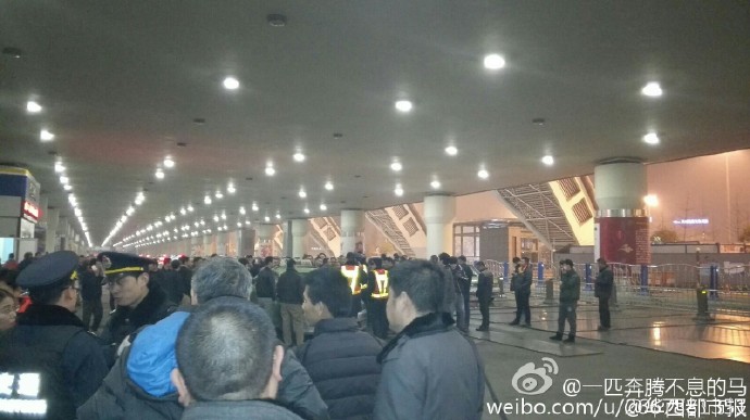 據(jù)現(xiàn)場網(wǎng)友表示：交警和出租車司機吵了起來。