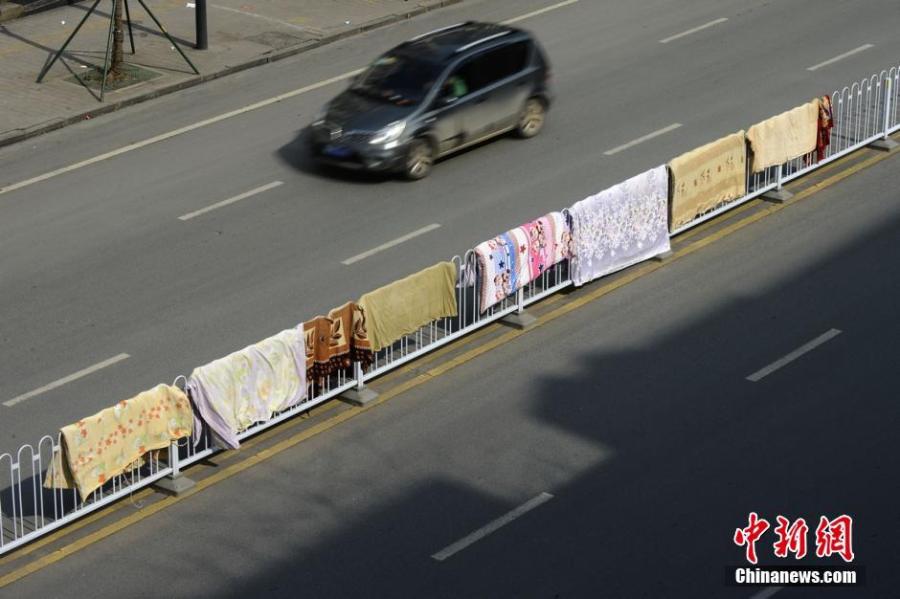 湖南長(zhǎng)沙市民曬被“占領(lǐng)”馬路