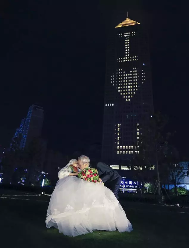 情人節(jié)最溫暖告白！84歲老人包下整樓示愛老伴