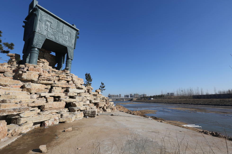 鄭州河邊建十米高銅鼎無(wú)防護(hù) 網(wǎng)友:不怕淹了？