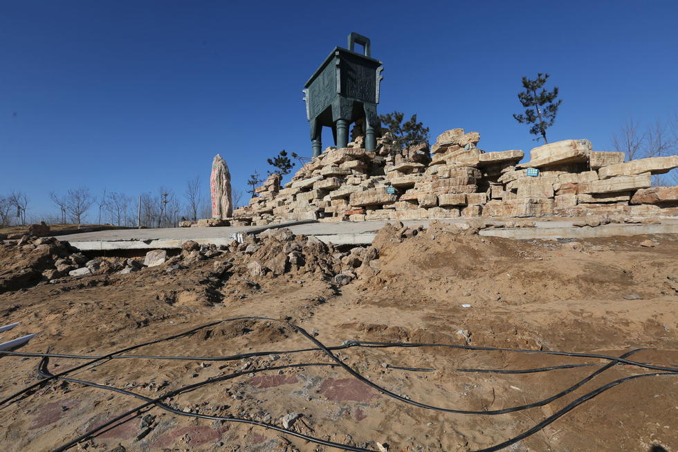 鄭州河邊建十米高銅鼎無(wú)防護(hù) 網(wǎng)友:不怕淹了？