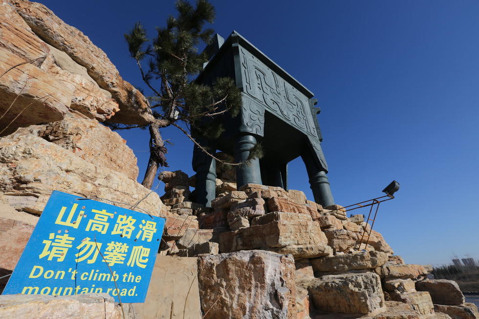 鄭州河邊建十米高銅鼎無(wú)防護(hù) 網(wǎng)友:不怕淹了？